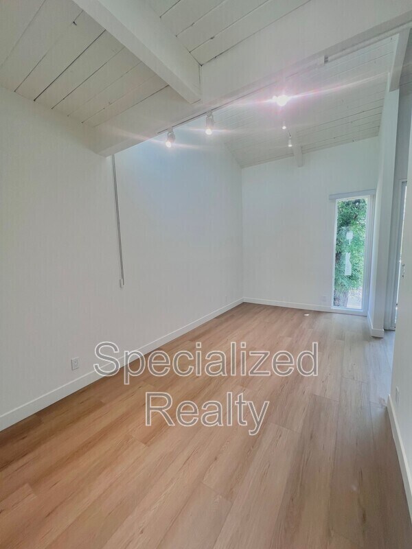 Foto del edificio - 12325 Moorpark St