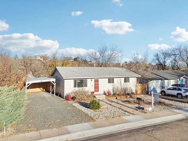 Building Photo - 5 Bed Beauty on West Side! Bigger than it looks!