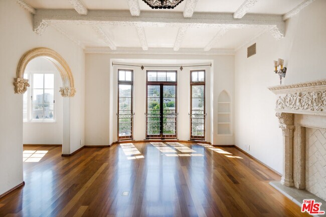 Foto del edificio - 1302 N Sweetzer Ave