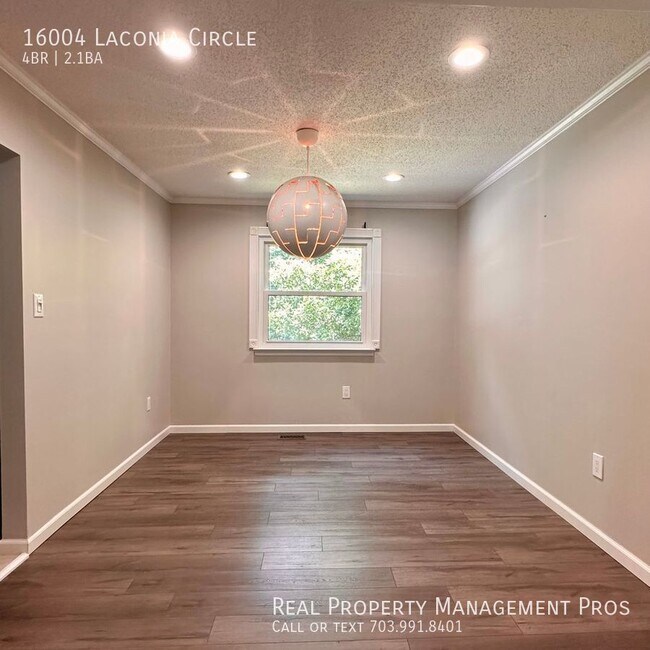 Foto del edificio - Just renovated single family home / Fenced...