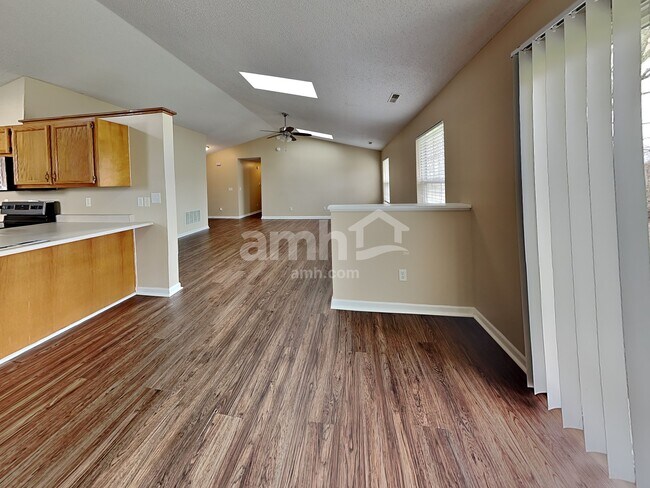 Building Photo - 525 Woodfield Cir