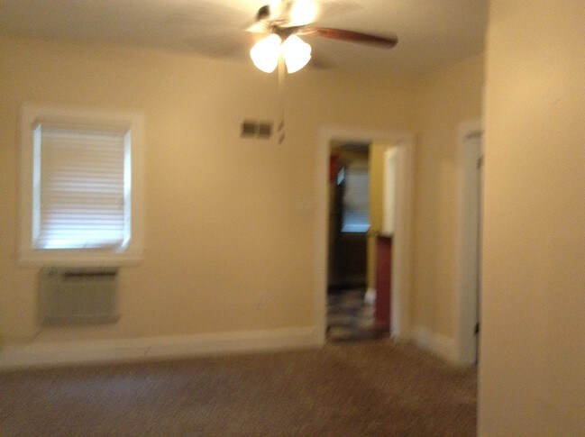 dining room - 800 E Calhoun St