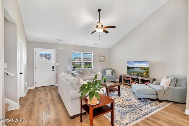 Building Photo - 308 Breezeway Dr