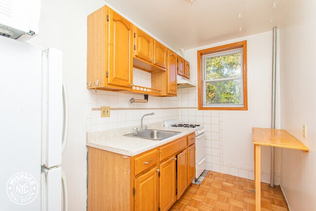 Building Photo - 689 St Johns Pl