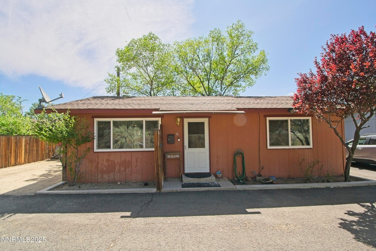 Primary Photo - 1600 E Long St