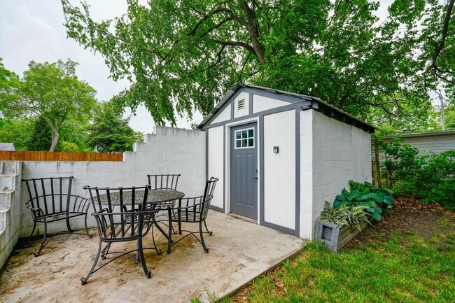 Building Photo - Updated Historical duplex!!