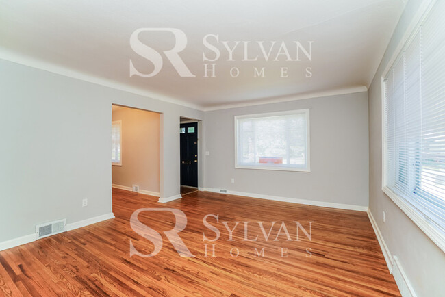 Building Photo - Comfortable living in this 2 BR, 1.5 BA home