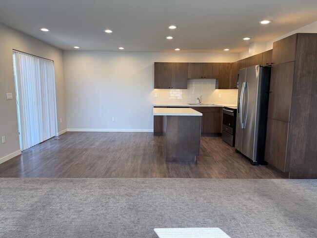 Building Photo - Stunning 4 Bedroom Townhome - $500 SPECIAL MOVE IN CREDIT