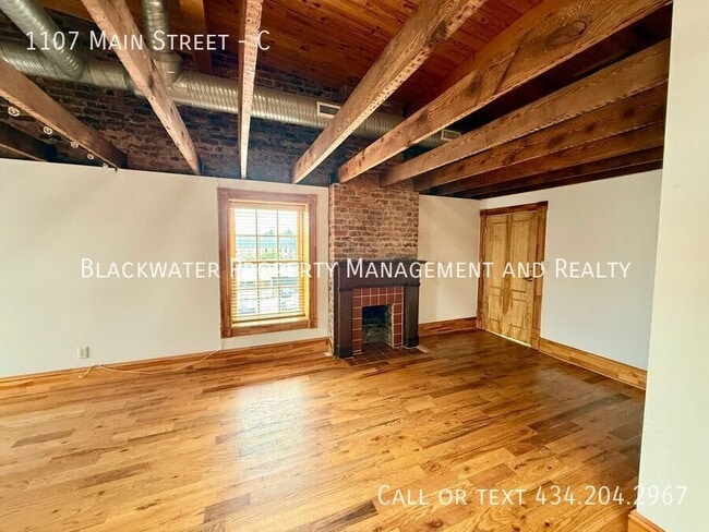 Building Photo - 1107 Main St