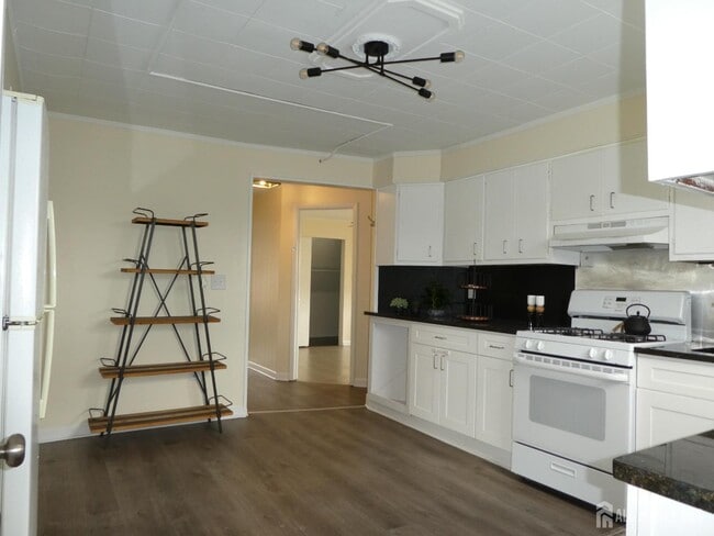 Building Photo - 1354 Stelton Rd