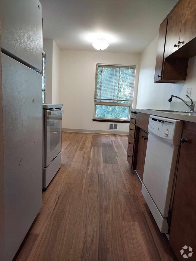 Kitchen & dining area - Legend House