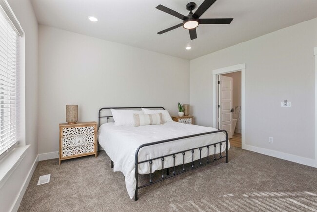 Building Photo - AWESOME 3 Bed 2 Bath Twin home in Sugar City