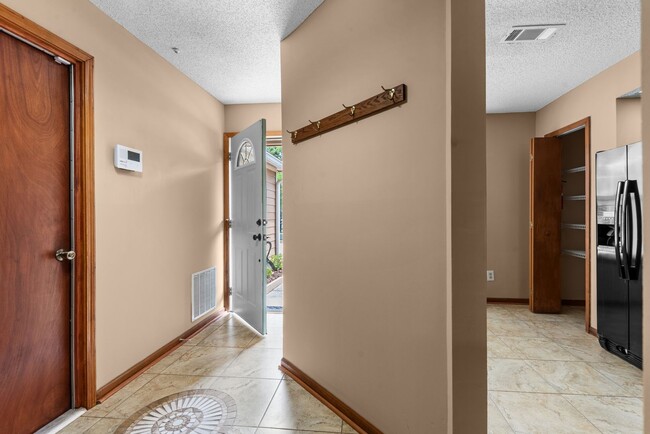 Building Photo - Southside 3 bedroom, 2.5 bathroom Townhome...