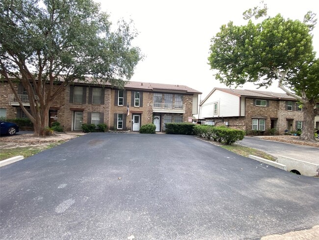 Building Photo - 10682 Hazelhurst Dr