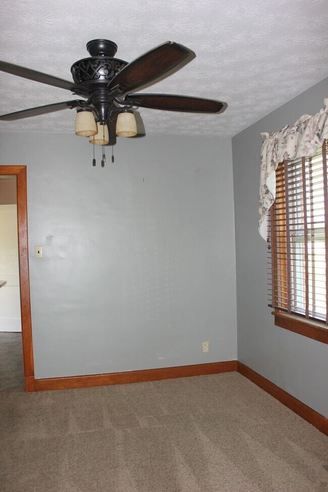Building Photo - Single Family Home for Rent in Grottoes