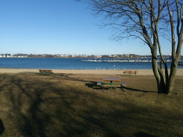 Playa local en la cálida bahía del río de la ciudad - 32 Silver St