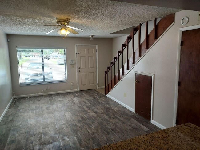 Building Photo - Townhouse  located near UCF - 2 Bed / 1.5 ...