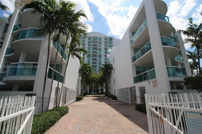 Foto del edificio - 7910 Harbor Island Dr