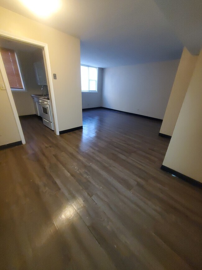 Building Photo - 303 W Highland Dr