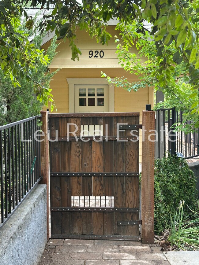 Building Photo - 920 Hillcrest St