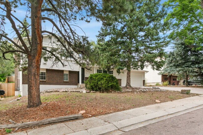 Foto del edificio - 4544 Sleepy Hollow Cir N