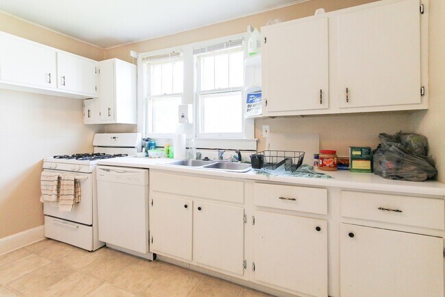 Building Photo - PRELEASING for AUGUST! Dishwasher Included