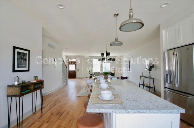 Building Photo - 4329 Swan Ave