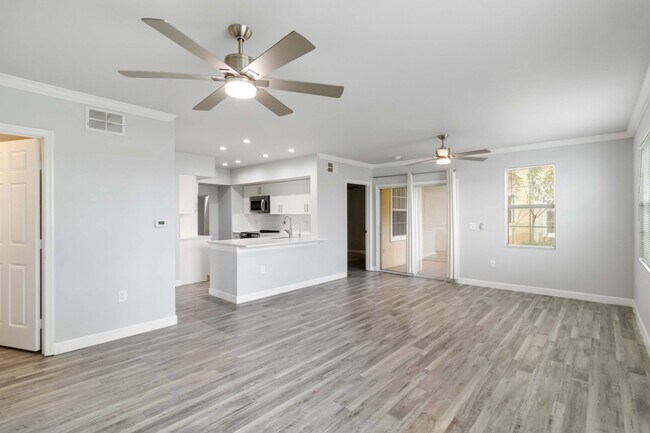 Building Photo - Fully updated 2/2 unit available now for a...