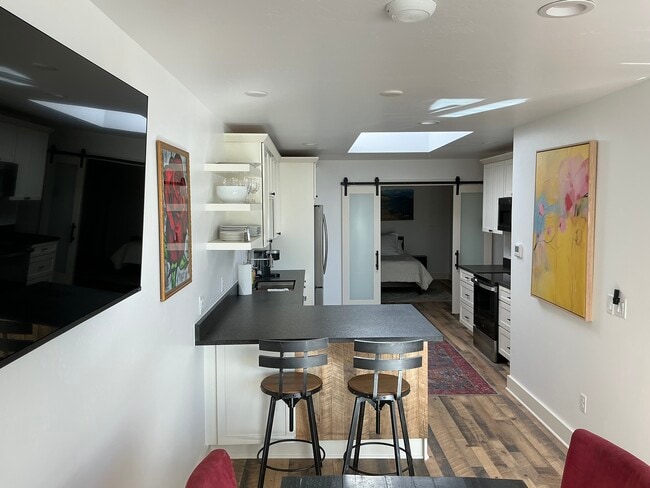 Building Photo - 736 Main Ave