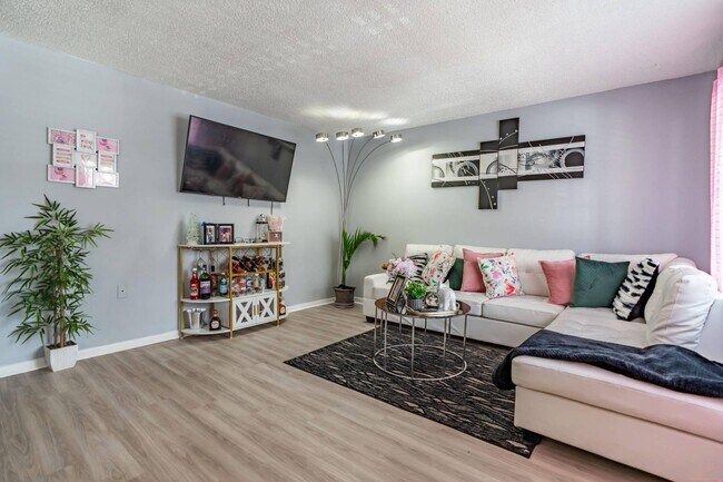 Sala de estar - The Grove at Temple Terrace Apartments