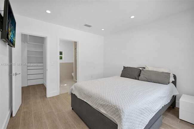 Foto del edificio - 742 NE 81st St