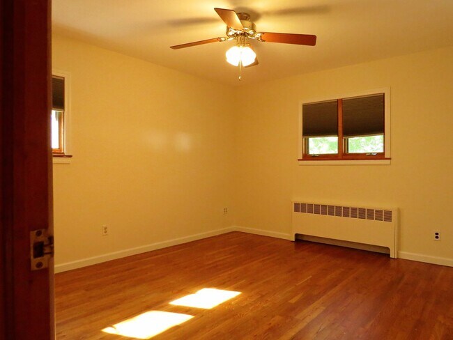 Building Photo - 3 Bedroom Beautiful Ranch