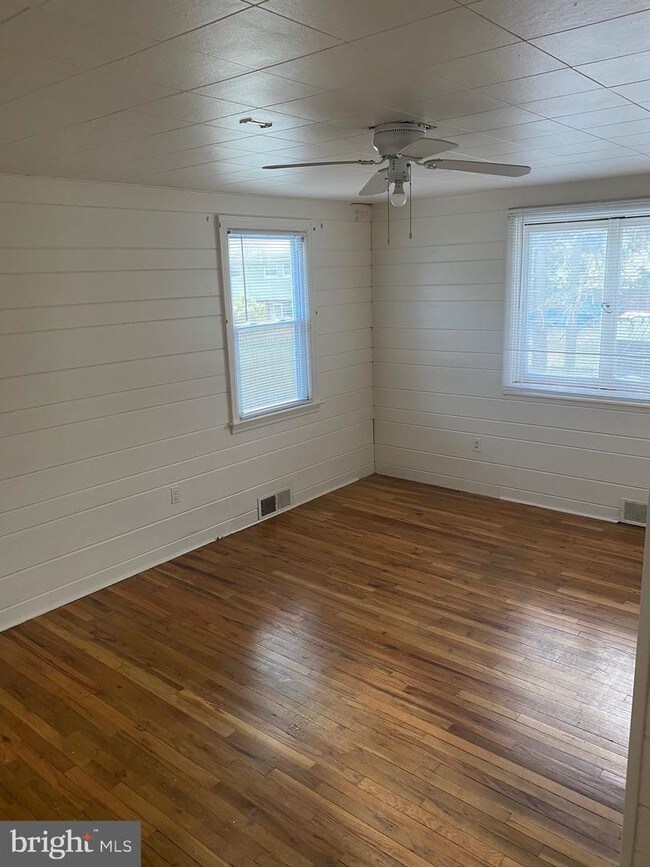 Building Photo - 4737 Oak Terrace