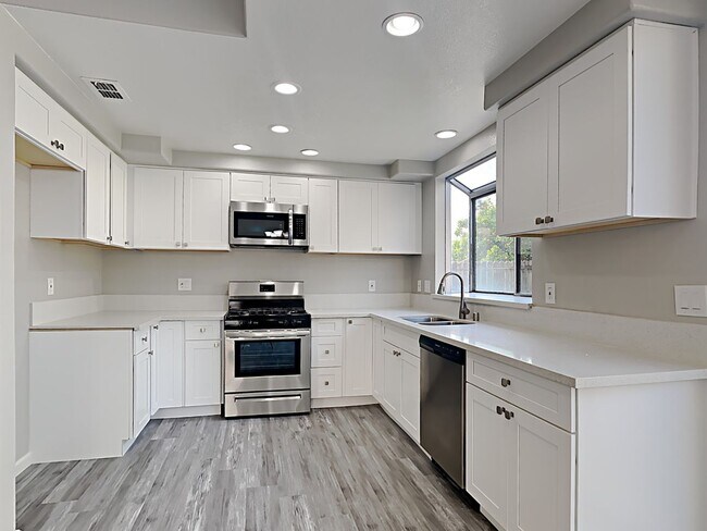 Foto del edificio - 5025 Lady Di Way