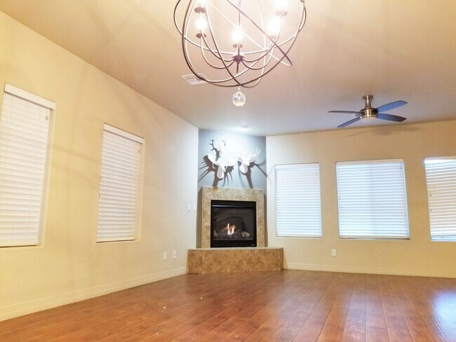 Foto del edificio - Beautiful, Pet Friendly, Multi-level, 2110 sqft, Luxury Townhouse w/A/C! 3 Bed, 2.5 Bath, + Loft ...
