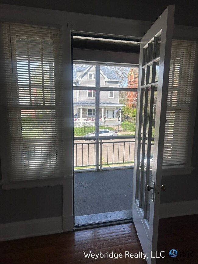 Foto del edificio - 862 Academy Ave