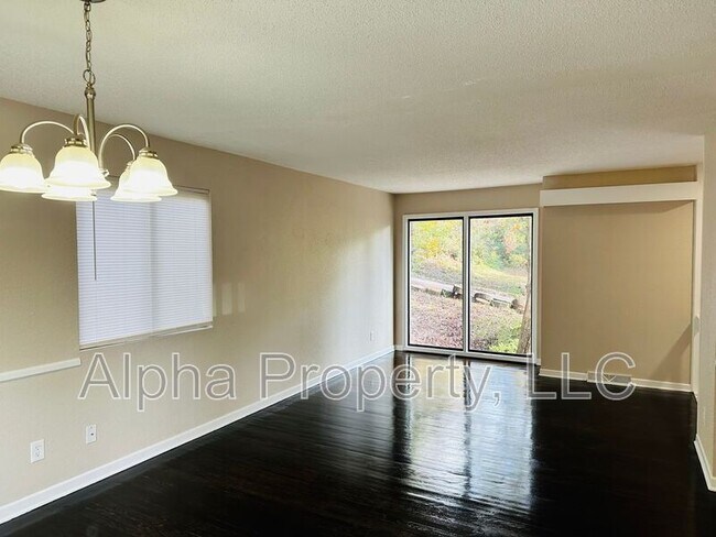 Building Photo - 7 Rollingwood Dr
