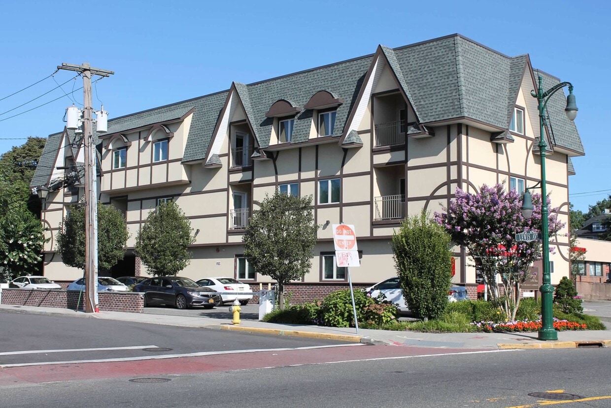 289 Post Ave, Westbury, NY 11590 Room for Rent in Westbury, NY