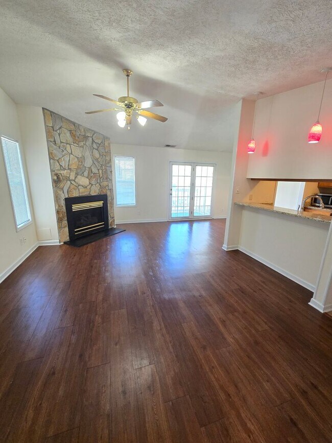 Building Photo - 3rd floor condo for rent