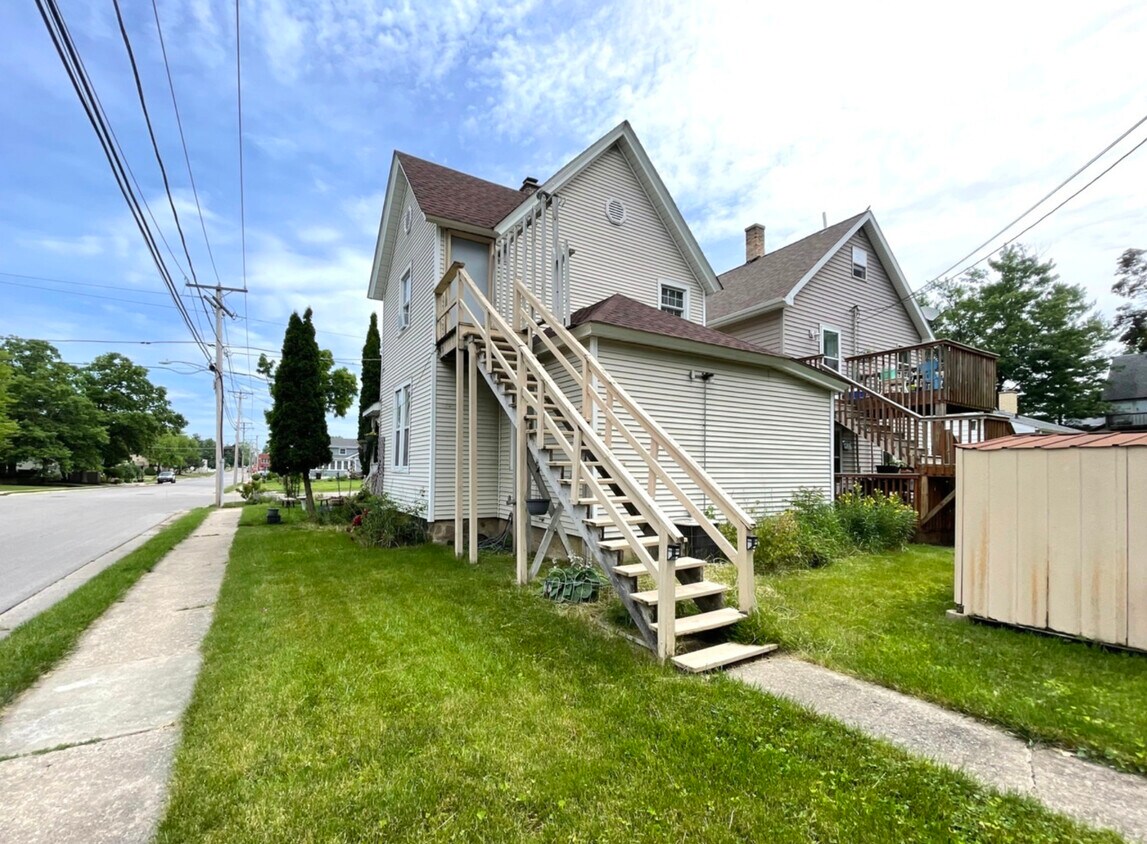 Primary Photo - 402 E Jackson St