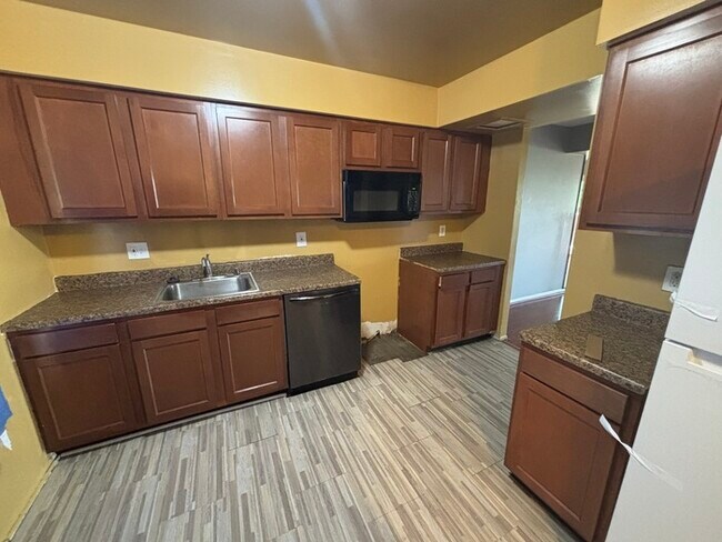 Building Photo - 2 Bedrooms Plus Den