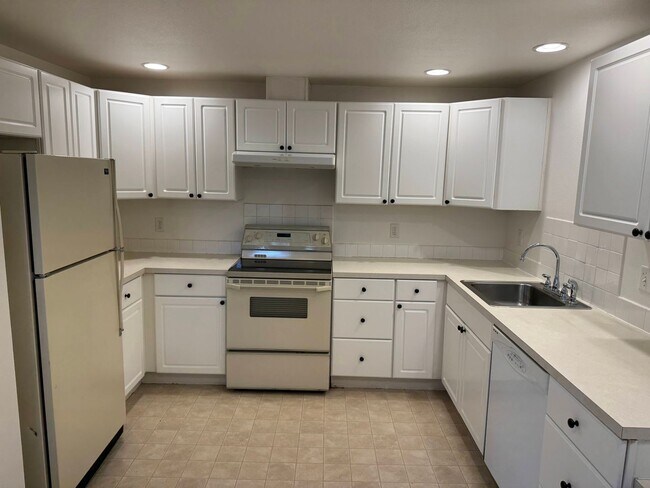 Foto del edificio - 2 Bedroom Duplex in S. Eugene/Campus Area Eugene