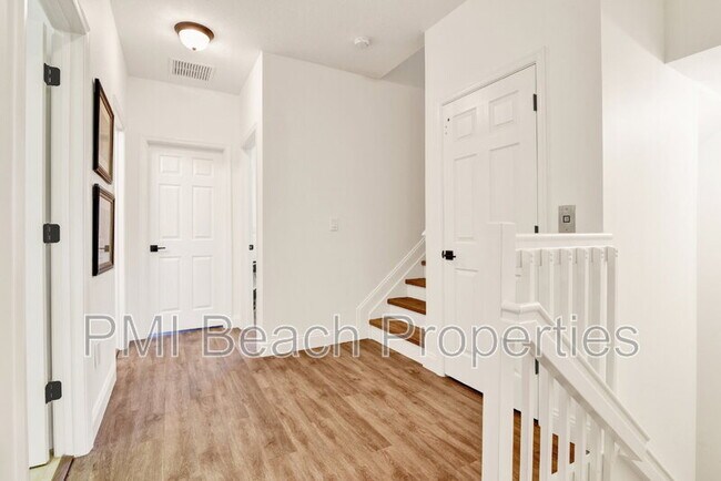 Building Photo - 124 W Prive Cir