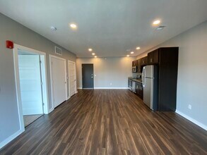 Building Photo - Centerline