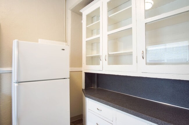 Building Photo - Fantastic Location! Views! Vintage 1-Bed w/Private Balcony