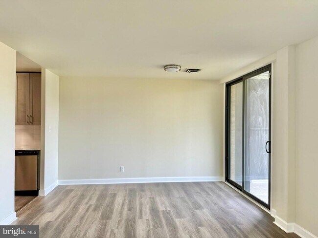Foto del edificio - Spacious & Updated One Bedroom W/All Energy Utilties Included, Parking, Laundry on Site, & Much M...