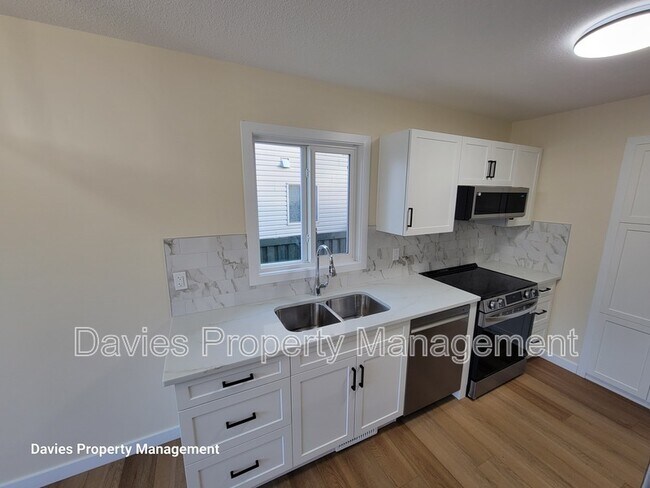 Photo du bâtiment - 2018 Garnett Way NW