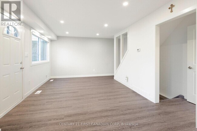 Building Photo - 825 Dundalk Dr