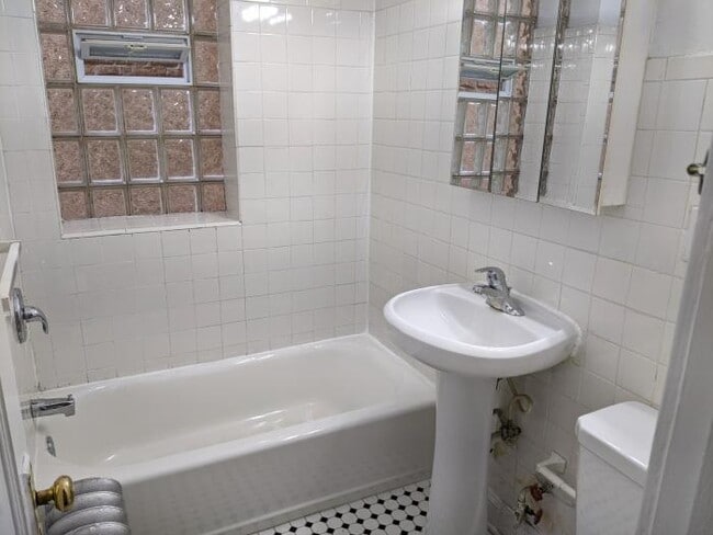 Building Photo - 2 bedroom in Evanston IL 60202