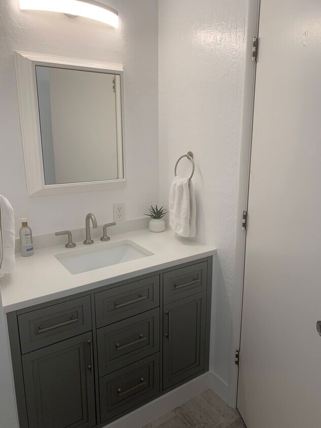 Foto principal - 484 Mcfaul Way